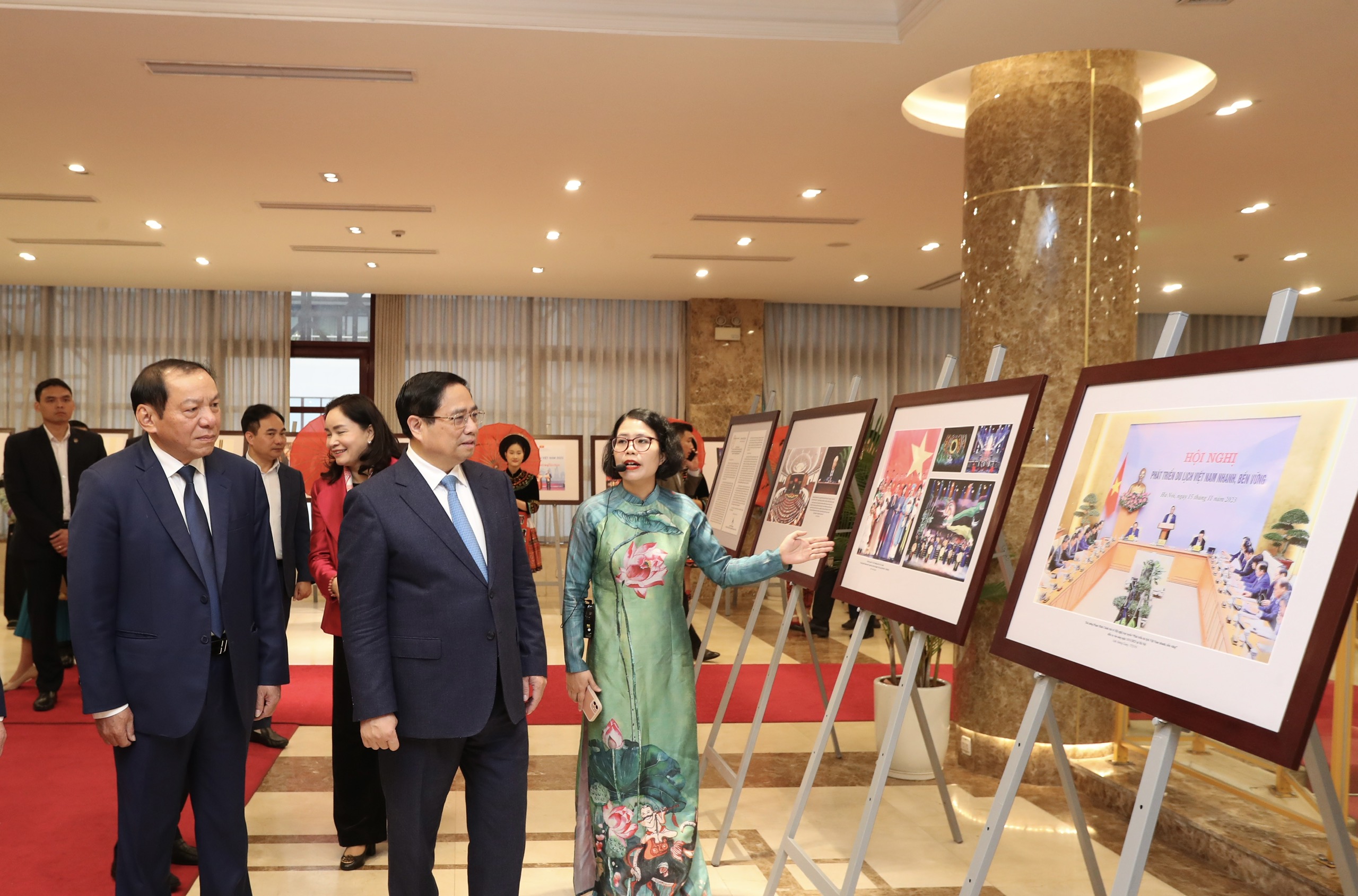 Thủ tướng Chính phủ Phạm Minh Chính tham quan triển lãm ảnh về công tác Văn hóa, Thể thao và Du lịch năm 2023